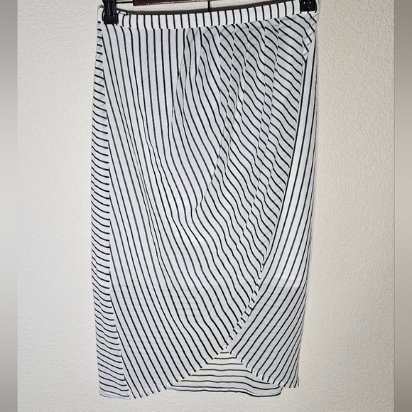 Finders Keepers Women's Skirt Small Black & White Stripped Wrap Skirt w/ lining - Picture 3 of 7
